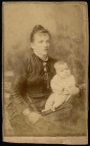 Retrato de Ana Florentina Maciel com bebé ao colo