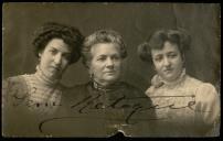 Retrato de Ana Florentina Maciel com as duas filhas